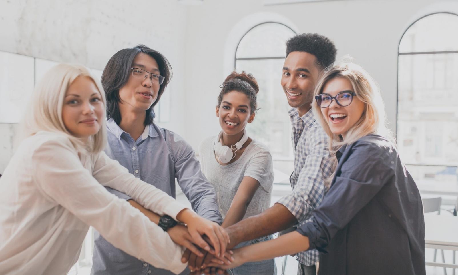 Profesionales trabajando en análisis financiero con documentos y calculadoras