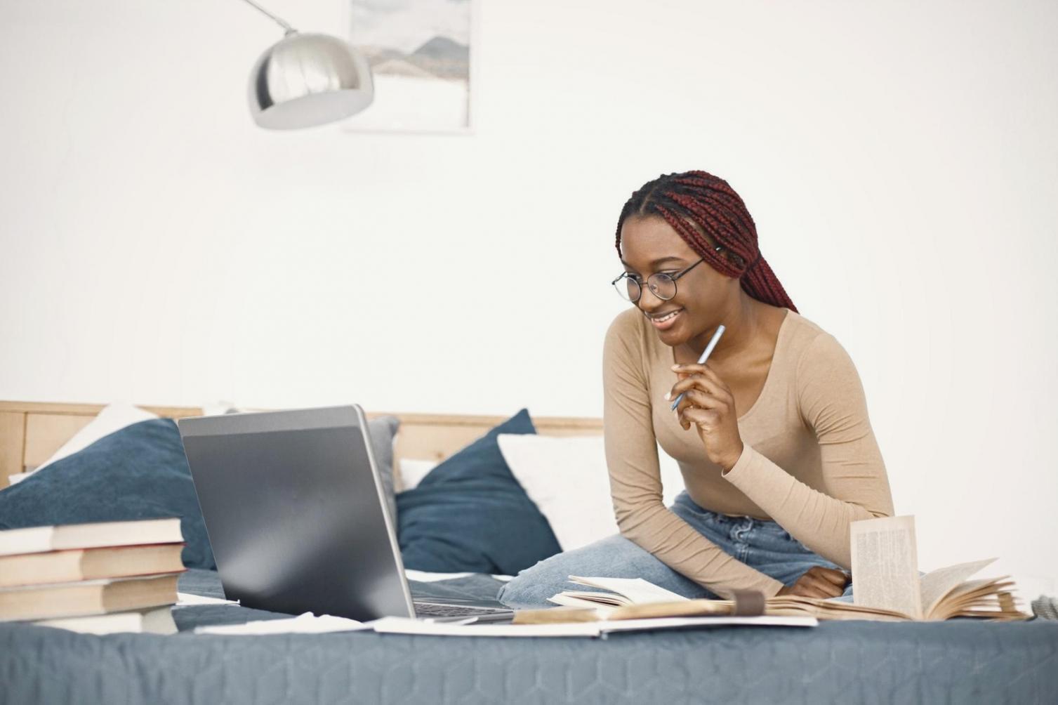 Análisis financiero con gráficos y documentos