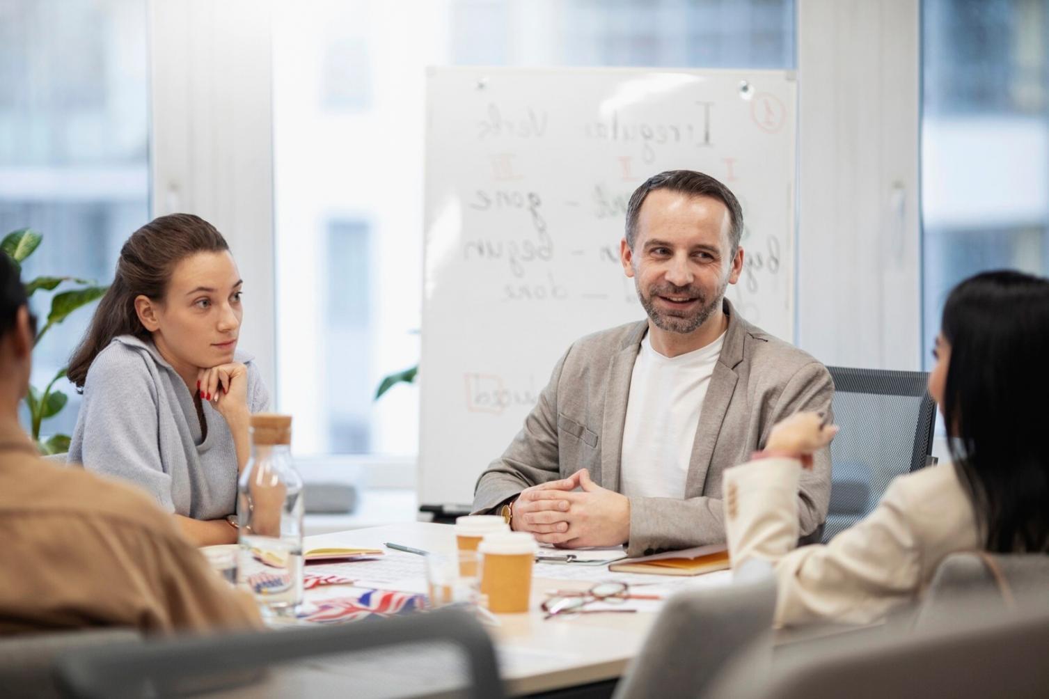 Grupo de estudiantes colaborando en sesión de estudio financiero