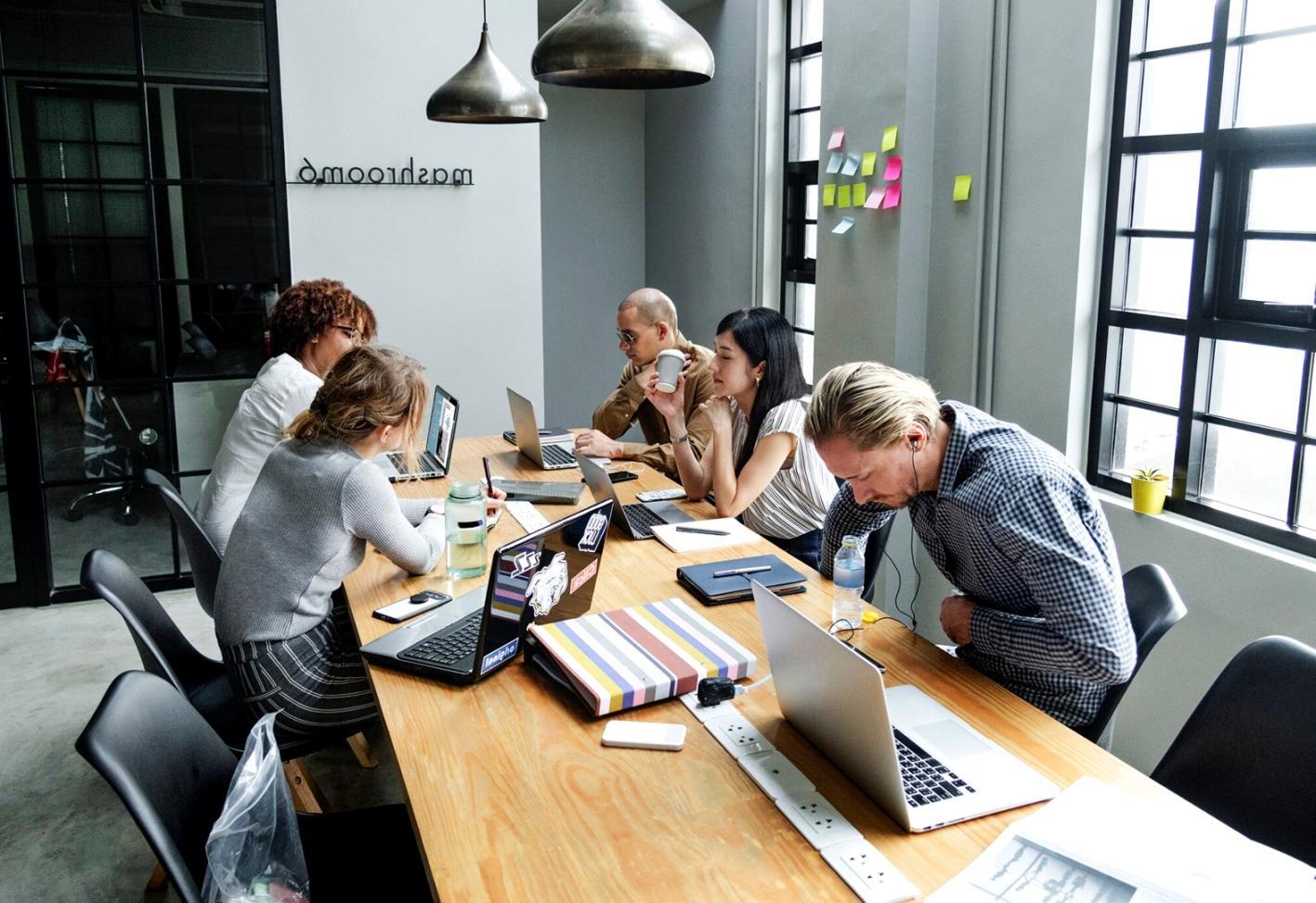 Estudiantes trabajando en análisis financiero