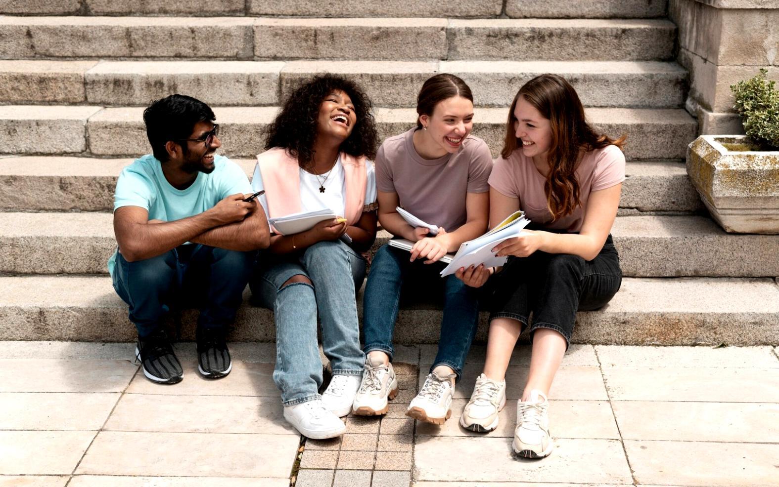 Profesionales estudiando materiales financieros especializados