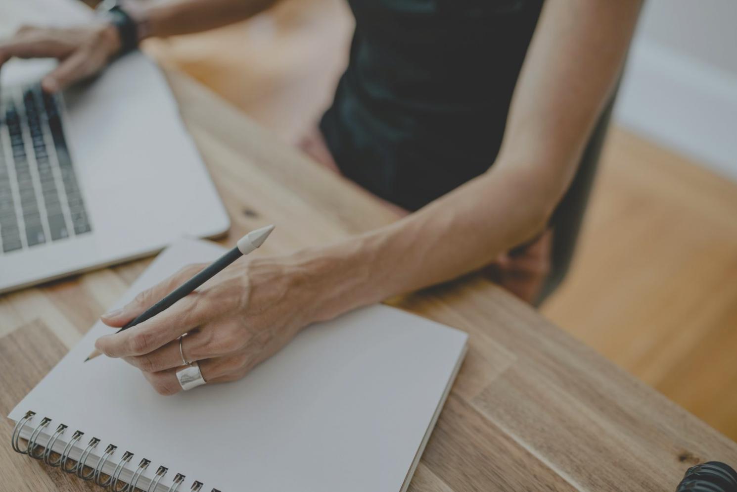 Profesionales analizando datos financieros